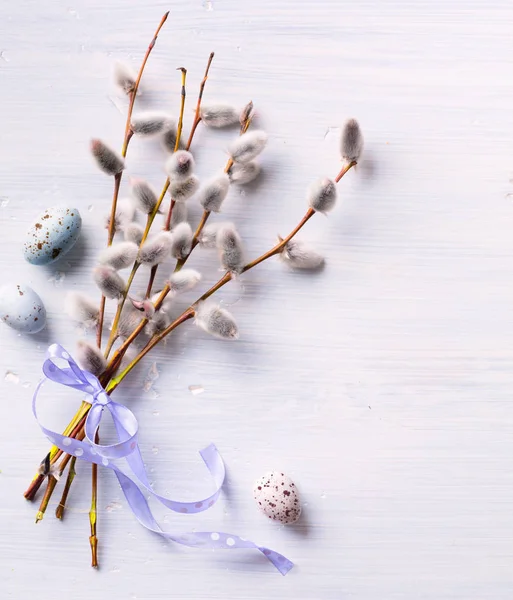 Fundo de Páscoa com ovos de Páscoa e flores de primavera. Vista superior — Fotografia de Stock