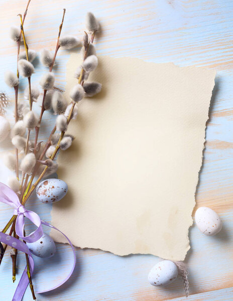 Пасхальный фон с пасхальными яйцами и весенними цветами. Вид сверху
 