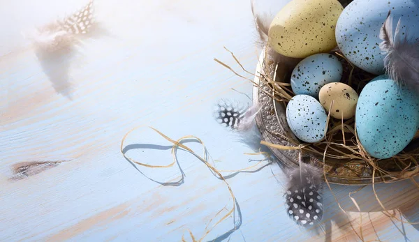 Arte Feliz día de Pascua; Fondo de vacaciones con huevos de Pascua en bl — Foto de Stock