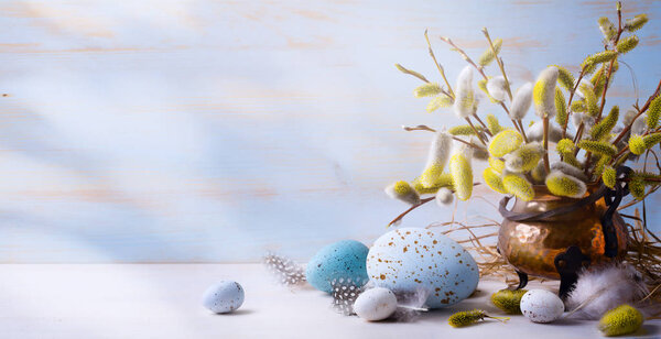 Пасхальный фон с пасхальными яйцами и весенними цветами
. 