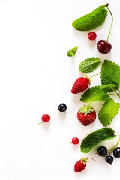Zwoele zomer vers sap fruit achtergrond; zomer voedsel — Stockfoto