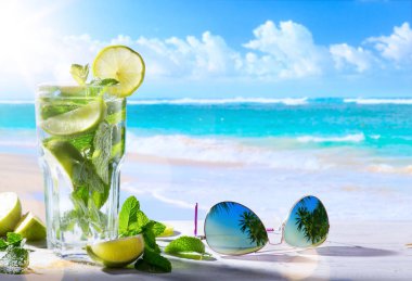 Tropic yaz tatili; Egzotik bulanıklık tropikal içkiler bac plaj