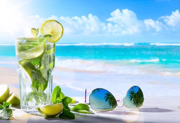 Tropic summer vacation; Exotic drinks on blur tropical beach bac — Stock Photo, Image