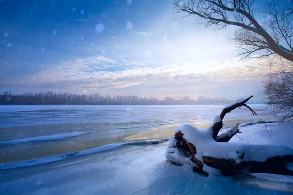 Panorama del paisaje invernal; puesta de sol en la orilla de un río congelado ; —  Fotos de Stock