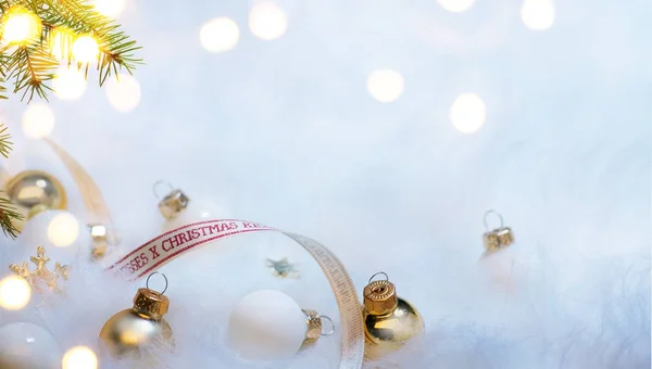 Julhelgen sammansättning på vit päls bakgrund med kopia — Stockfoto
