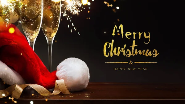 Buon Natale e felice anno nuovo; champagne e cappello di Babbo Natale — Foto Stock