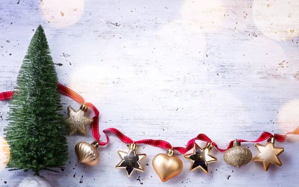 Composizione delle vacanze di Natale su sfondo bianco in legno; Chris — Foto Stock