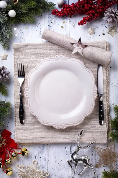 Різдвяний святковий обід фон; порожня страва, столові прибори та Chr — стокове фото
