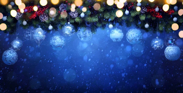 Kunst Weihnachtsdekoration; Tannenzweige und weiße Kugeln — Stockfoto