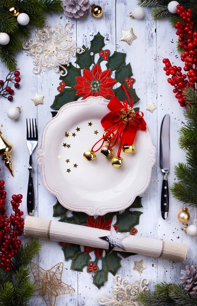 Fondo de la cena navideña; plato vacío, cubiertos y Chr —  Fotos de Stock