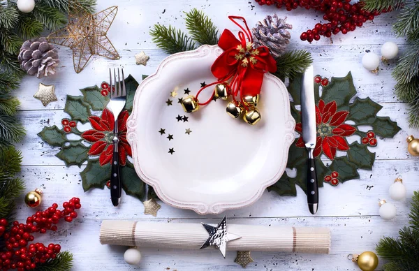 Noël fond de dîner de vacances ; plat vide, couverts et Chr — Photo