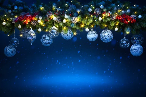Kunst: Kerstdecoratie met vakantie; Spar boomtakken en vakantie — Stockfoto