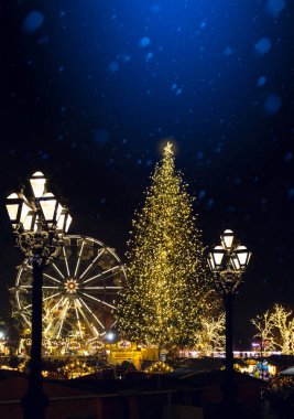 Sanat Noel ağacı ve eski şehir; Avrupa Noel sokak holid