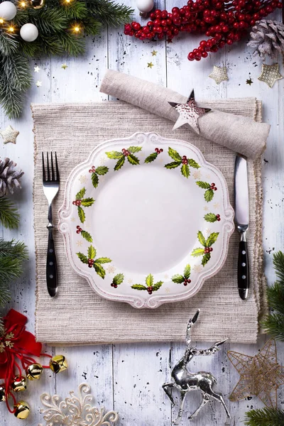 Fondo de la cena navideña; plato vacío, cubiertos y Chr — Foto de Stock