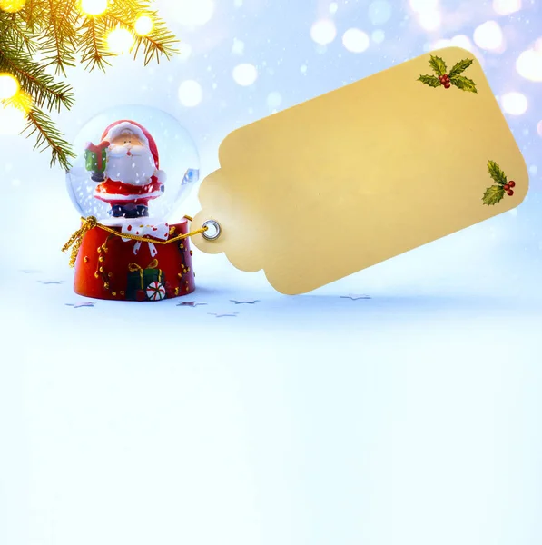Kunst Weihnachtsdekoration; Feiertagskomposition mit Weihnachtsmann auf sno — Stockfoto