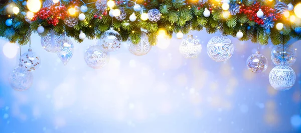 艺术圣诞节日装饰;冷杉树分行和假日 — 图库照片