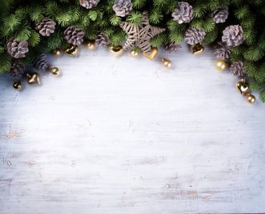 Çam dalları ve çam kozalakları Noel sınırına