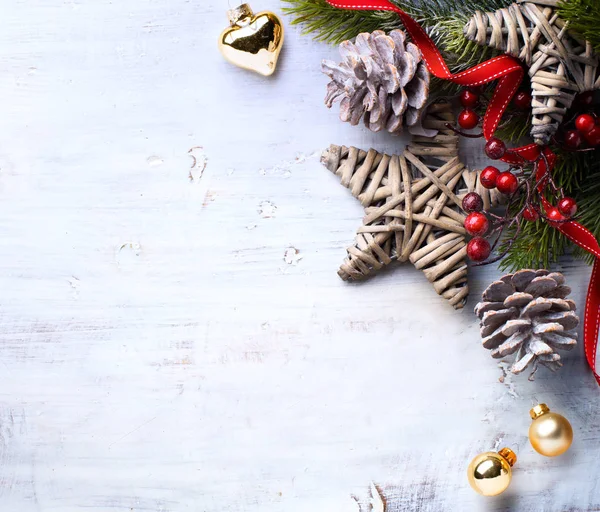 Χριστουγεννιάτικη κάρτα φόντο? χριστουγεννιάτικο δέντρο διακόσμηση σε λευκό wo — Φωτογραφία Αρχείου
