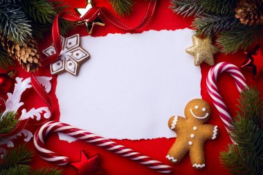 Noel tebrik kartı; Kırmızı backgr üzerinde Noel ağacı süsle