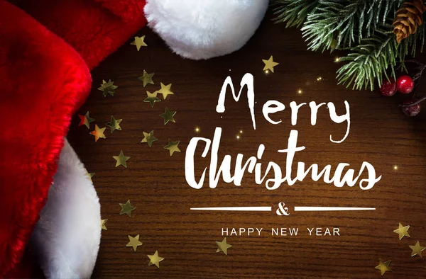 Frohe Weihnachten und ein gutes neues Jahr; Weihnachtsbaum und Weihnachtsmütze — Stockfoto