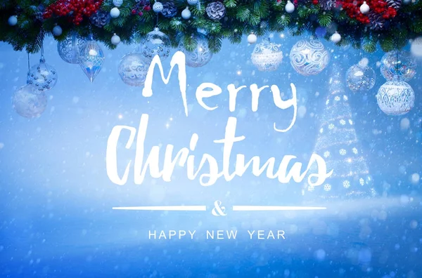 Vánoční koule visící s zasněžené jedle pobočky řetězce a — Stock fotografie