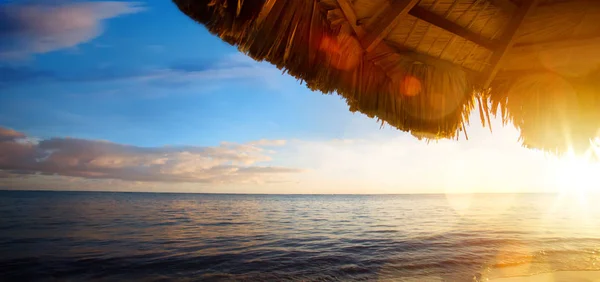 Arte Bella alba sulla spiaggia tropicale — Foto Stock