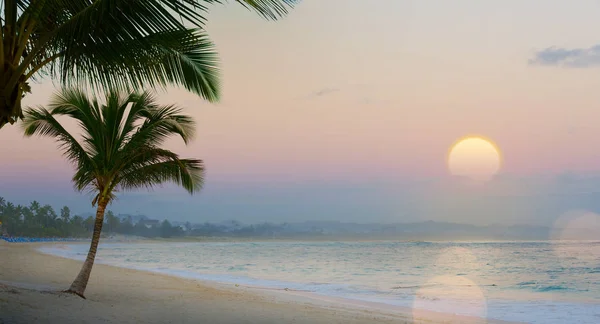Tropikal plaj üzerinde sanat güzel gün batımı — Stok fotoğraf