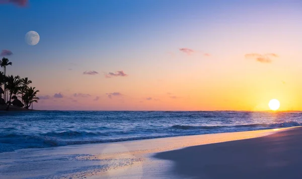 Art Beau coucher de soleil sur la plage tropicale — Photo