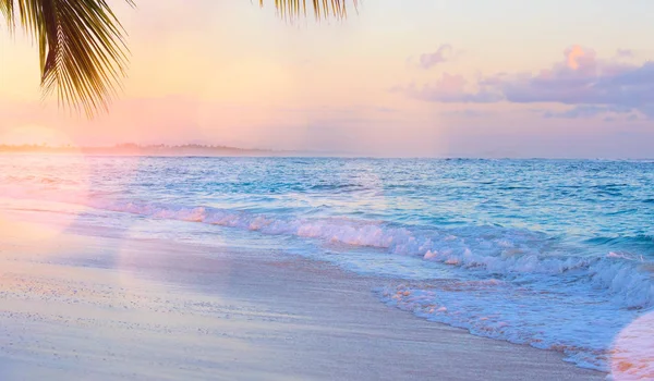 Arte Nascer do sol bonito sobre a praia tropical — Fotografia de Stock