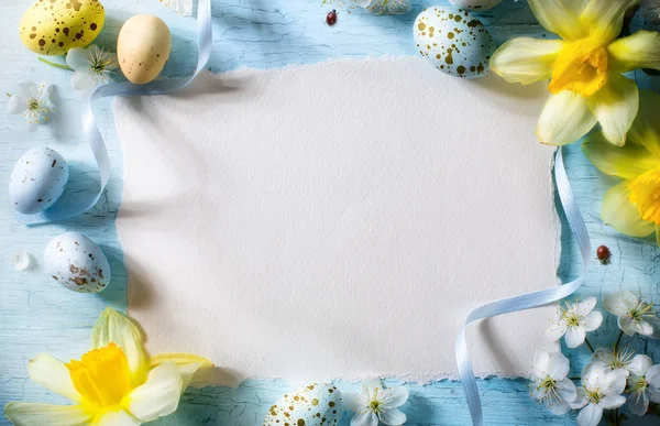 Feliz día de Pascua; Fondo de vacaciones con huevos de Pascua en t azul —  Fotos de Stock