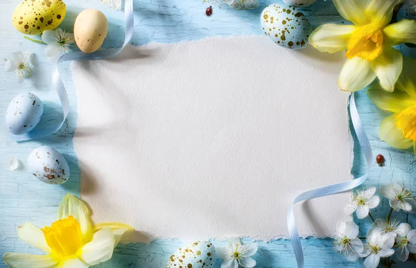 Feliz día de Pascua; Fondo de vacaciones con huevos de Pascua en t azul — Foto de Stock