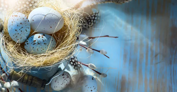 Húsvéti háttér a húsvéti tojást a kék tábla — Stock Fotó
