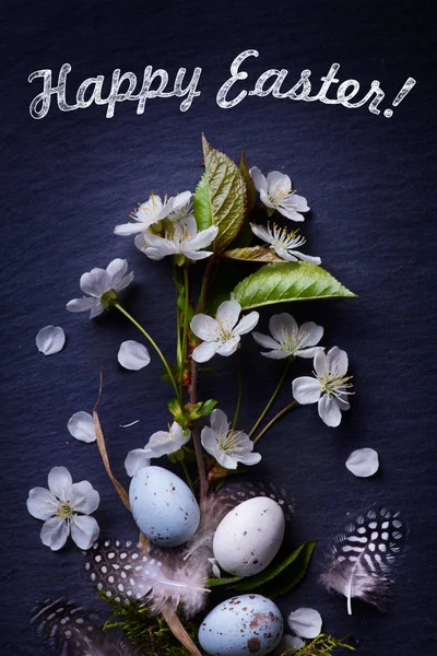 Fundo de Páscoa com ovos de Páscoa e flores de primavera — Fotografia de Stock