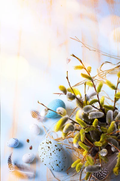 Joyeuses Pâques ; oeufs de Pâques et fleurs de brindille sur fond de table bleu — Photo