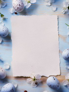 Mutlu Paskalya arka plan; Paskalya yumurtası ve bahar çiçekleri mavi t