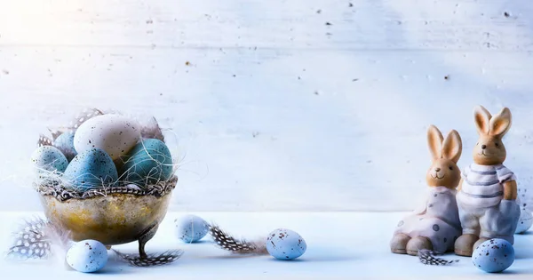행복 한 부활절; 부활절 달걀과 부활절 토끼 블루 테이블 backgr에 — 스톡 사진