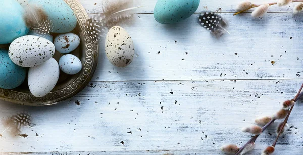 Великодній фон з великодніми яйцями на білому столі — стокове фото