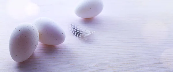 Fundo de Páscoa com ovos de Páscoa na mesa rosa — Fotografia de Stock