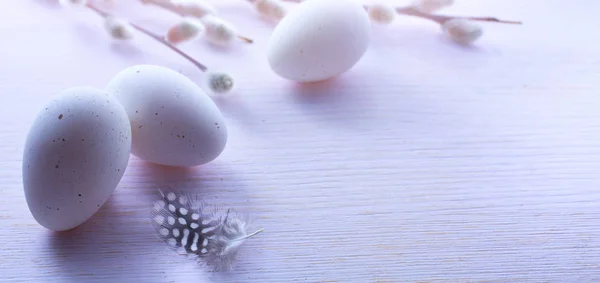 Пасхальный фон с пасхальными яйцами и весенними цветами на розовом — стоковое фото