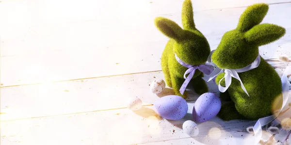 С праздником Пасхи; семья Пасхальный кролик и Пасхальные яйца — стоковое фото