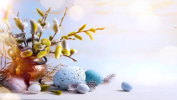 Buona Pasqua; Uova di Pasqua e fiori di ramoscello sul retro della tavola blu — Foto Stock