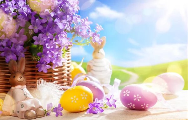 Arte Feliz dia de Páscoa; Coelho de Páscoa e ovos de Páscoa — Fotografia de Stock
