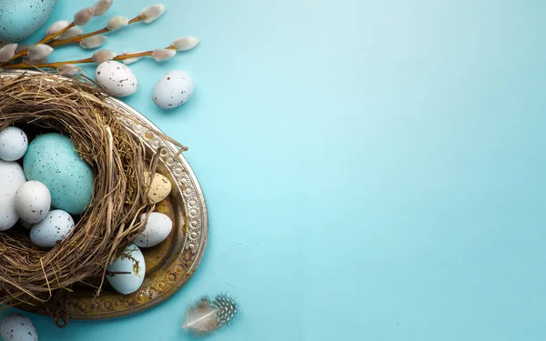 Fondo de Pascua con huevos de Pascua y flores de primavera en t azul — Foto de Stock