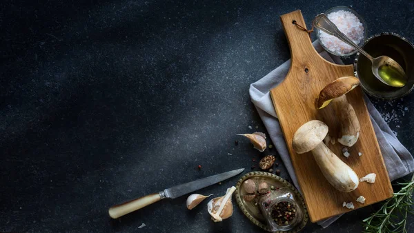 Fresh forest mushroom;  Italian cooking recipes background — Stock Photo, Image