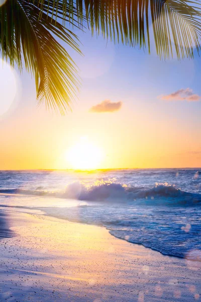 Arte Verano vacaciones drims; Hermoso atardecer sobre la playa tropical — Foto de Stock