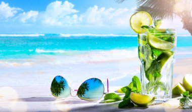 Tatil drims; Yaz tropik sahil şarap bar; Mojito kokteyl 