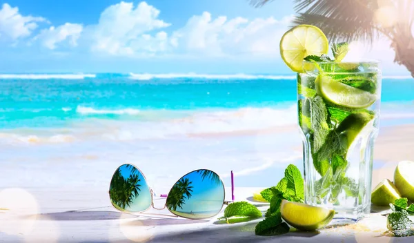 Vacation drims; summer tropical beach wine bar; mojito cocktail — Stock Photo, Image