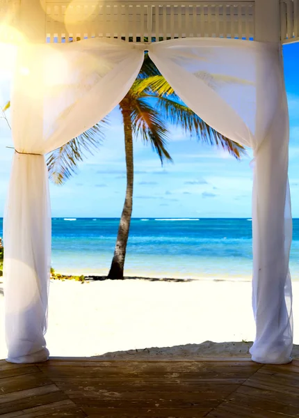 Arte Hermoso amanecer sobre la playa tropical; ceremonia de boda —  Fotos de Stock