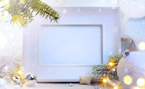 クリスマスツリーの休日の飾り;クリスマスカードの背景 — ストック写真