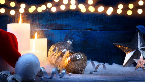 Christbaumschmuck und Bokeh-Lichter auf blauem Hintergrund — Stockfoto